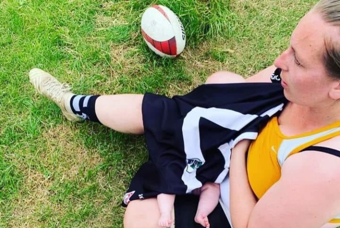 Dié foto van Emily Brierley wat haar babadogtertjie langs die rugbyveld borsvoed, maak opslae.  Foto: Stanningley-rugbyklub / Twitter