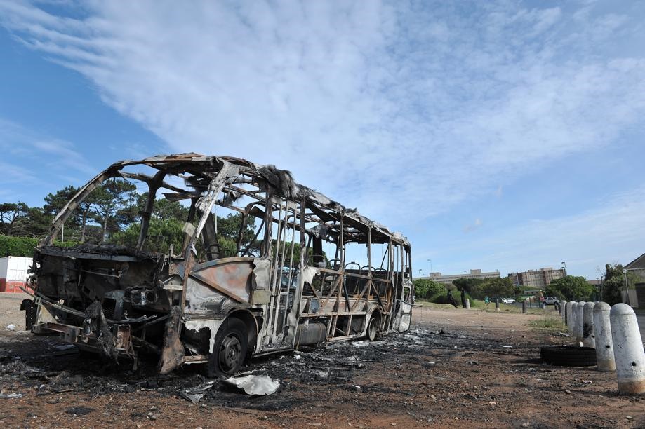 A University of Cape Town Jammie bus that burnt near UCT student Residence, Photo by Luigi Bennett 