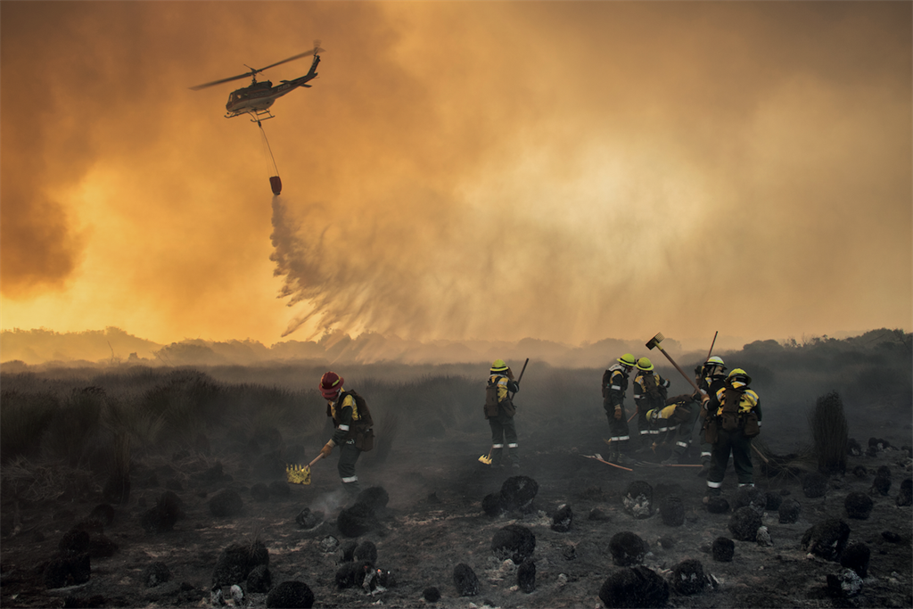 Die Juliet Crew besig om die Noordhoek-brand in Januarie 2020 te help blus. FOTO Charl Steenkamp