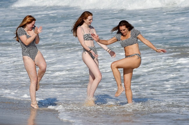 The trio were pictured playing around in the surf at Southampton Beach in New York. (PHOTO: Joey Andrew/startraksphoto.com/MAGAZINEFEATURES.CO.ZA)