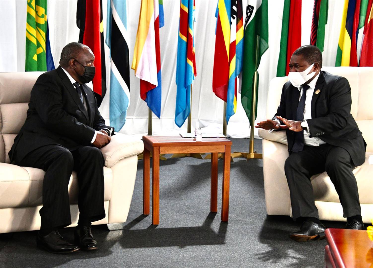 Pres. Cyril Ramaphosa (links) praat Woensdag in Mosambiek met dié land se pres. Filipe Nyusi.