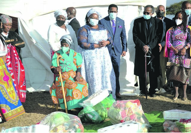 King Misuzulu’s wife, Ntokozo Mayisela (centre), along with the king and Prince Mangosuthu Buthelezi, handed over food parcels to Miss Ndwandwe and Esta Mthiyane (seated). Photo by Jabulani Langa