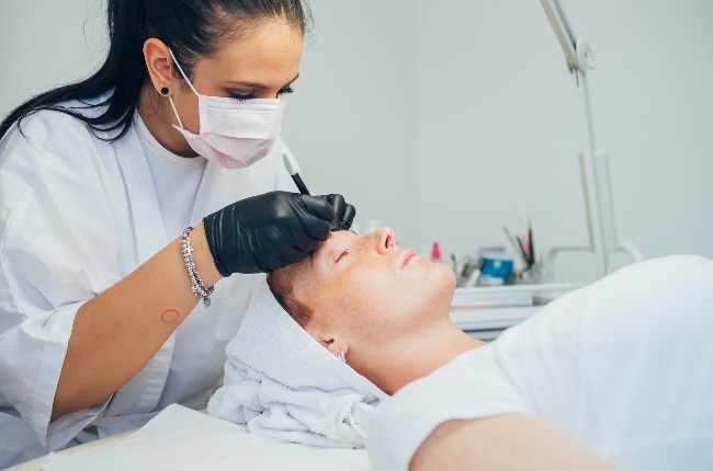 If you’ve booked for a facial don’t expect the therapist to be able to give you a spur-of-the-moment eyebrow tint. She may not have the time. (PHOTO: Gallo Images/Getty Images)