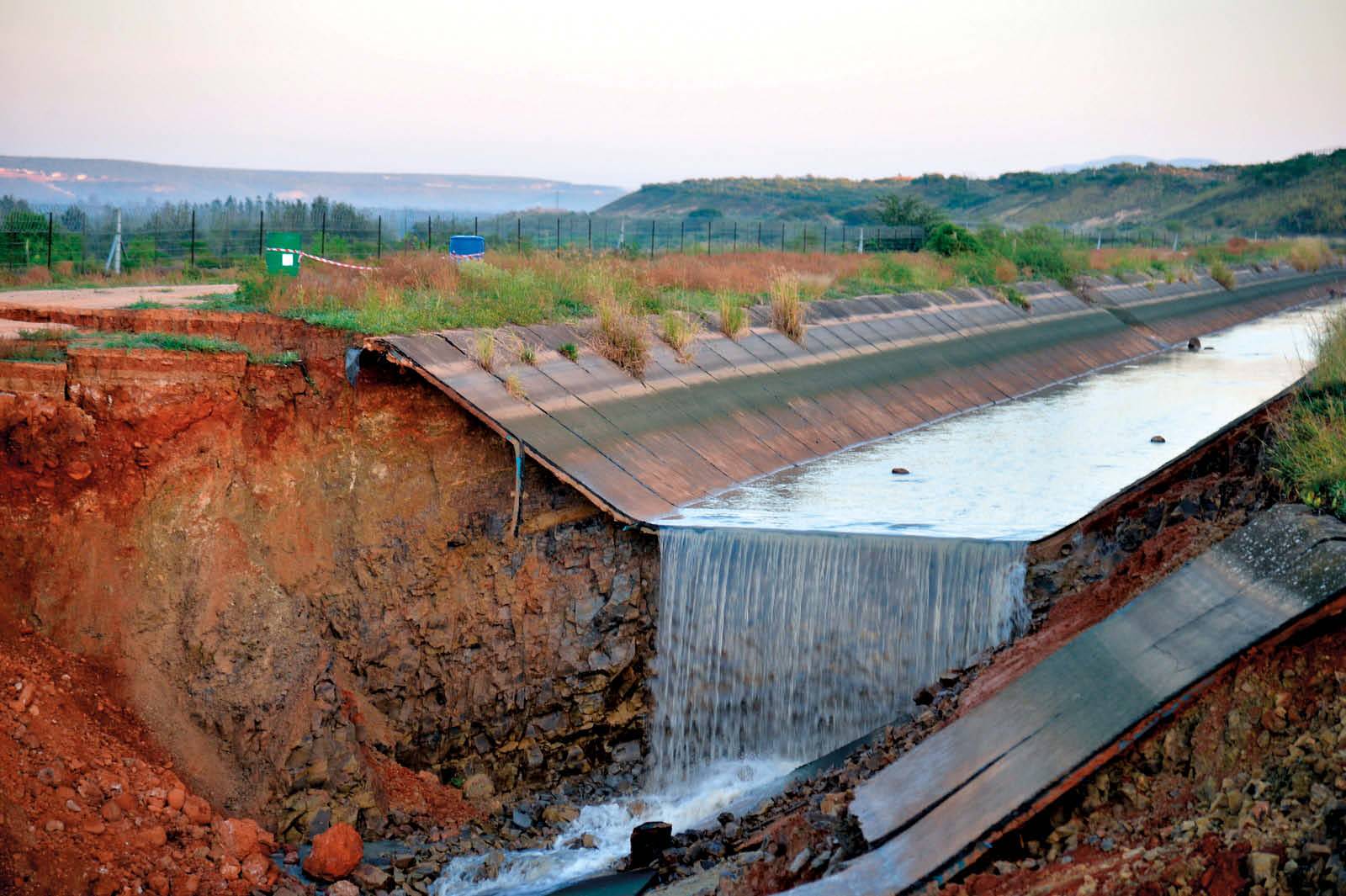 Vloedskade aan dié kanaal in 2017, wat groot skade aan ’n sitrusplaas in die Kirkwood-omgewing veroorsaak het, is nou nog nie herstel nie — een van talle afgeskeepte waterinfrastruktuurontwikkelings. Dié situasie dra by tot die Oos-Kaap se huidige waterverknorsing. FOTO: HANNES JOUBERT