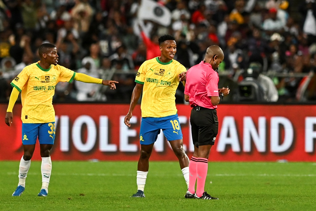 DURBAN, SOUTH AFRICA - OCTOBER 07: Themba Zwane, captain of Mamelodi Sundowns disagrees with the referee during the MTN8 final match between Orlando Pirates and Mamelodi Sundowns at Moses Mabhida Stadium on October 07, 2023 in Durban, South Africa. (Photo by Darren Stewart/Gallo Images)