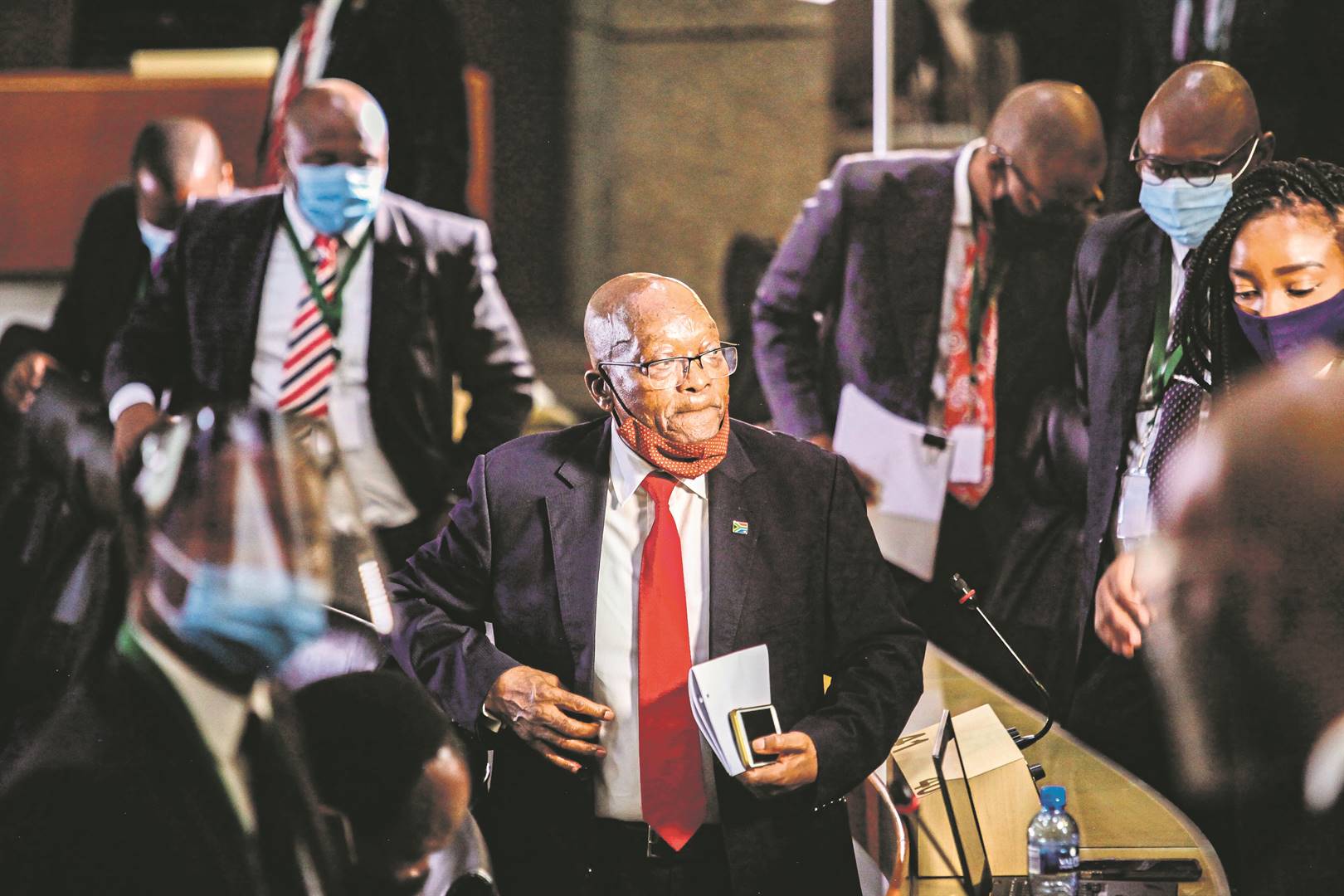 Oudpres. Jacob Zuma stap in November verlede jaar uit ’n sitting van die Zondo-kommissie. Sy weiering om weer voor die kommissie te verskyn, het hom nou 15 maande tronkstraf op die hals gehaal. Foto: GALLO 