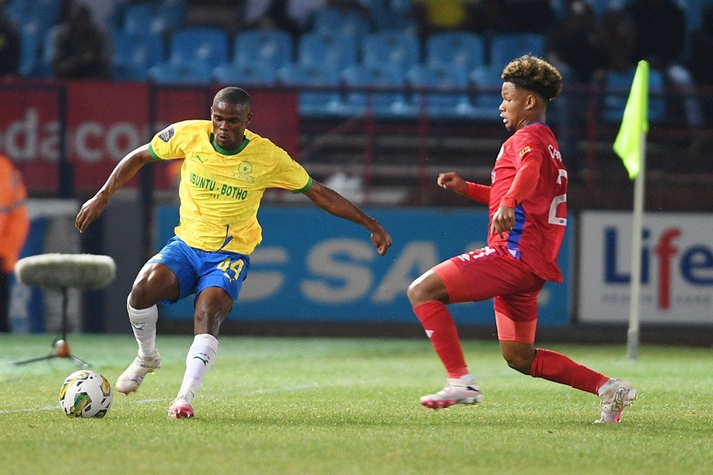 PRETORIA, SOUTH AFRICA - MARCH 12:  Zuko Mdunyelwa of Mamelodi Sundowns and Shandre Campbell of SuperSport United during the DStv Premiership match between Mamelodi Sundowns and SuperSport United at Loftus Versfeld Stadium on March 12, 2024 in Pretoria, South Africa. (Photo by Lefty Shivambu/Gallo Images)