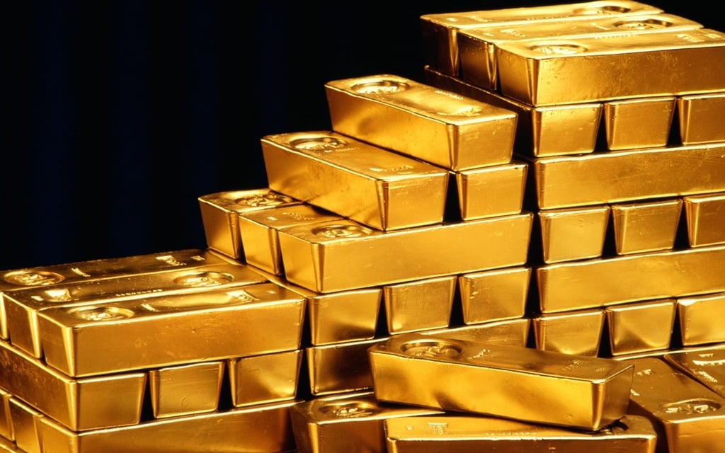 Emas naik lebih tinggi karena para pedagang menimbang rekor infeksi Covid-19