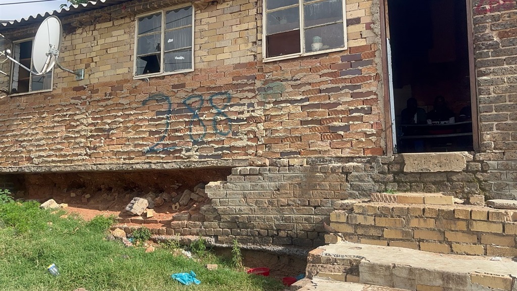 Diepkloof Hostel residents in Soweto want their hostel fixed. Photos by Nhlanhla Khomola