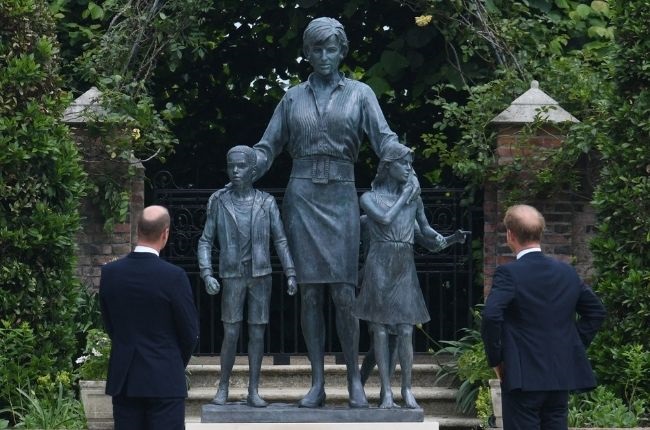 Britain's Prince William, Duke of Cambridge (L) and Britain's Prince Harry, Duke of Sussex unveil a statue of their mother, Princess Diana at The Sunken Garden in Kensington Palace.