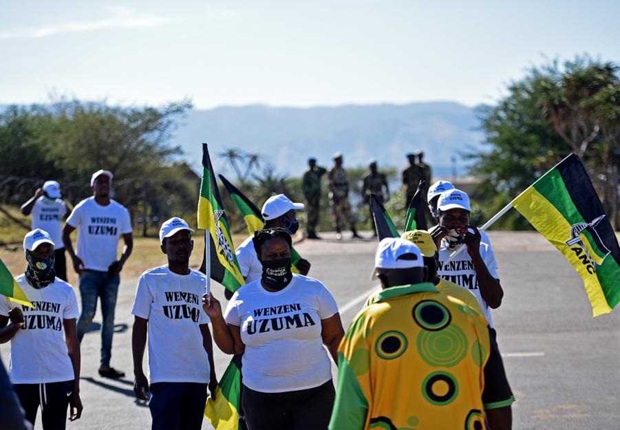 Jacob Zuma's supporters blocked the road near the former president's Nkandla homestead on Friday July 2, 2021, singing songs prasing Zuma and mocking Ramaphosa. Photo: Tebogo Letsie 