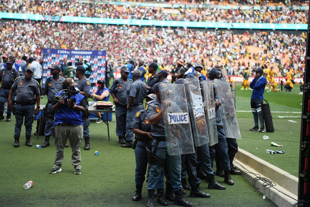 JOHANNESBURG, SOUTH AFRICA - MARCH 09: Police and fans during the DStv Premiership match between Orlando Pirates and Kaizer Chiefs at FNB Stadium on March 09, 2024 in Johannesburg, South Africa. (Photo by Lefty Shivambu/Gallo Images)