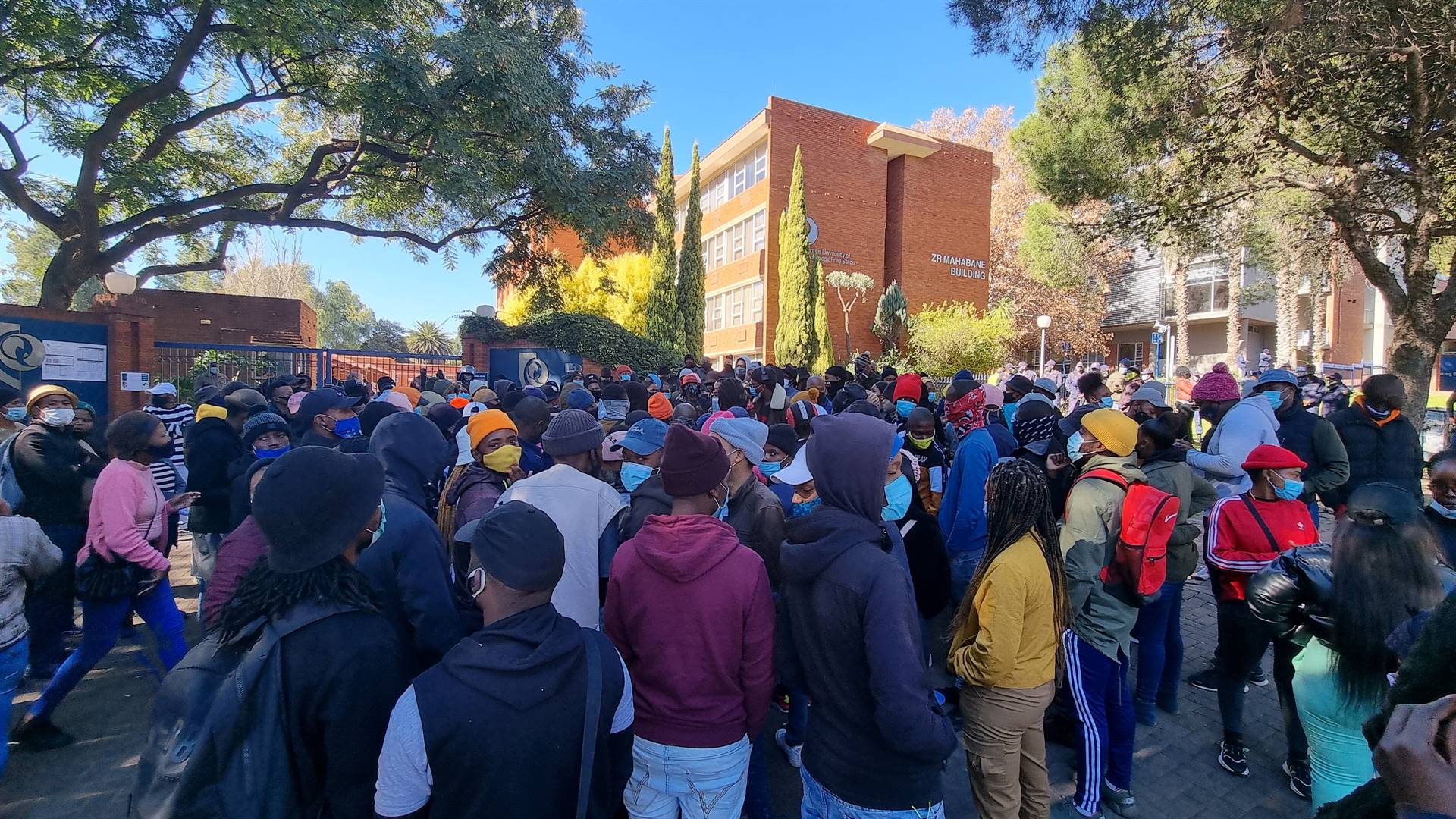Studente Maandag voor die Sentrale Universiteit vir Tegnologie in Bloemfontein se ingang by die ZR Mahabane-gebou. Foto: Marita Herselman