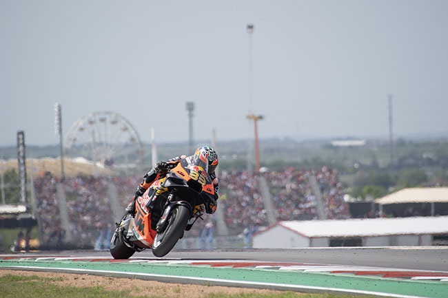 South Africa's Brad Binder of Red Bull KTM Factory Racing heads down a straight during the MotoGP of the Americas in Austin, Texas on 14 April 2024. (Mirco Lazzari/Getty Images)