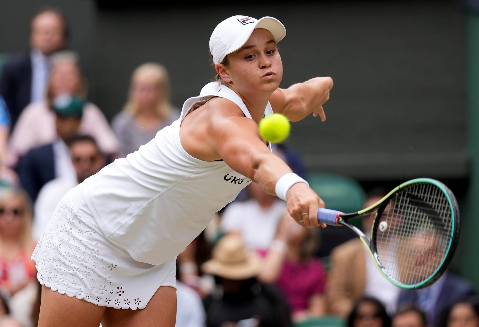 Ashleigh Barty Donderdag in die Wimbledon-halfeindronde in aksie. 