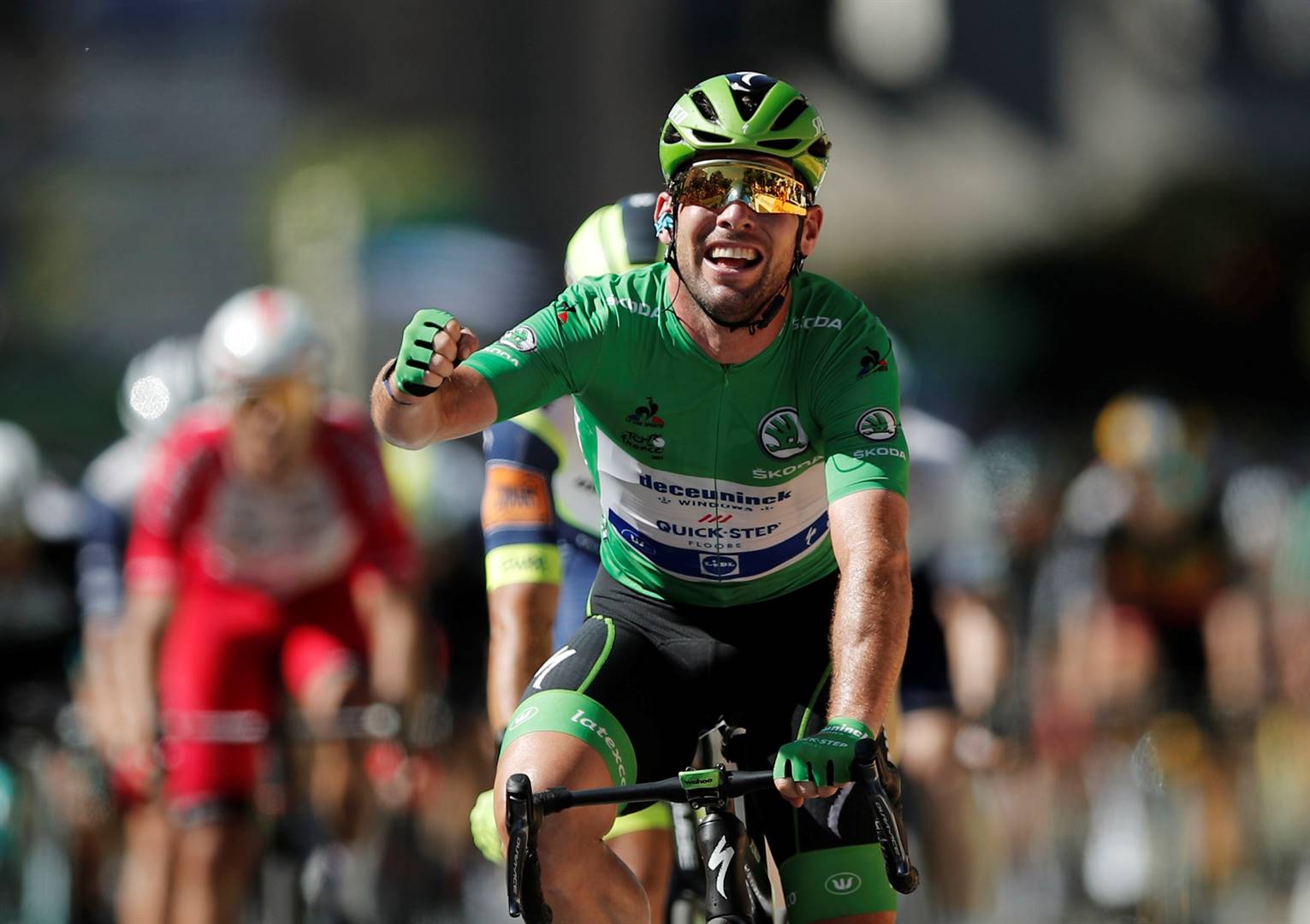 Mark Cavendish ry Vrydag eerste oor die eindstreep van die 13de skof van die Tour de France om sy 34ste skofsege in die wedren te behaal. Foto: Reuters