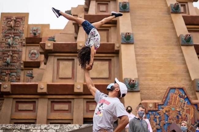 Roland Pollard and his daughter, Jayden, aren't afraid to try daring stunts no matter where they are. (Photo: Instagram)