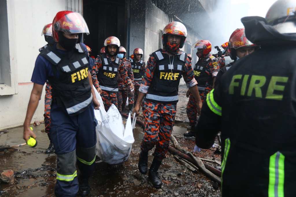 Bangladeshi Firefighter rescue death bodys in a fi