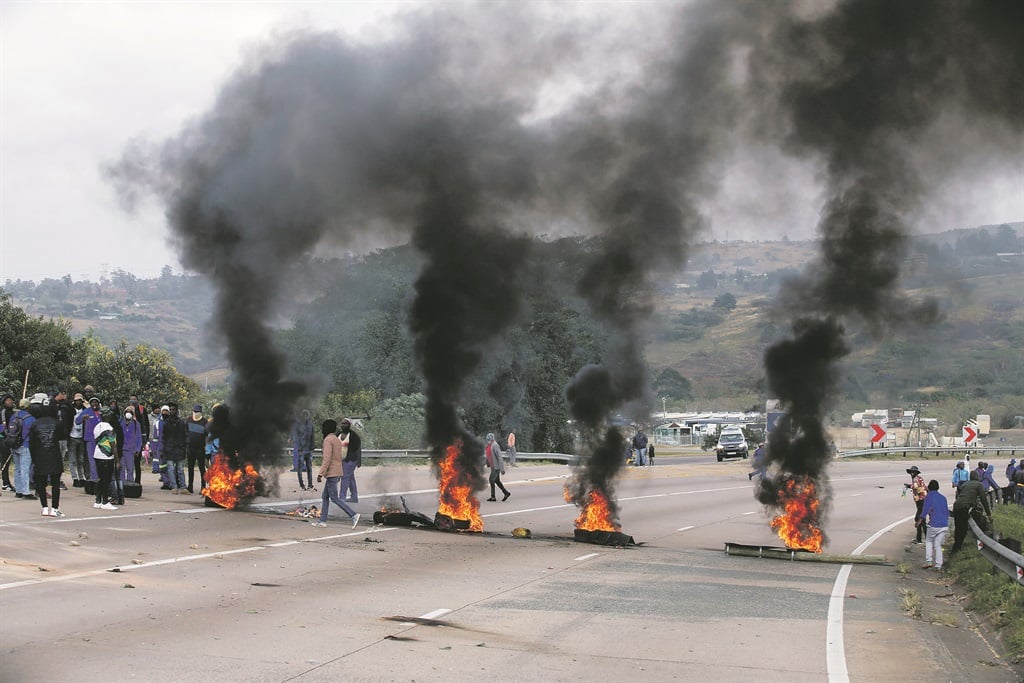 Supporters of former South African President Jacob Zuma block the freeway with burning tyres during a protest in Peacevale, South Africa, July 9, 2021. Photo: Rogan Ward/Reuters