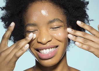 4 ways to use face oils in your daily skincare routine