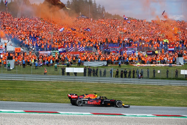 Final lap at the Red Bull Ring, with Verstappen driving by the orange army  : r/formula1