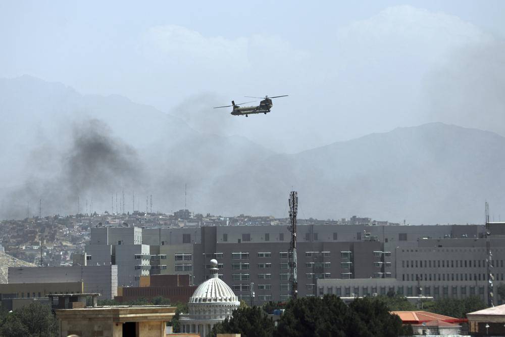 ’n Amerikaanse Chinook-helikopter vlieg Sondag oor Kaboel in Afganistan om personeel uit die Amerikaanse ambassade na veiligheid te neem. Taliban-vegters het stelling aan die buitewyke van die stad ingeneem.  Foto: AP