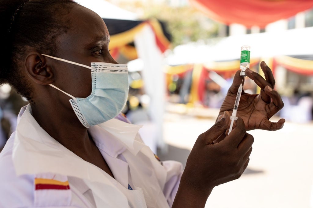 Kampala, Uganda - 10 de marzo: una enfermera retira una vacuna