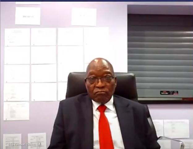Oudpres. Jacob Zuma luister vanuit die Estcourt-gevangenis na die hofverrigtinge. Foto: Skermgreep