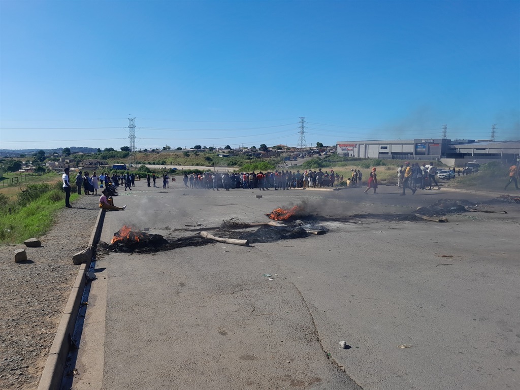 Residents in Lindelani blockaded the road to demand electricity.  Photo by Mbali Dlungwana 