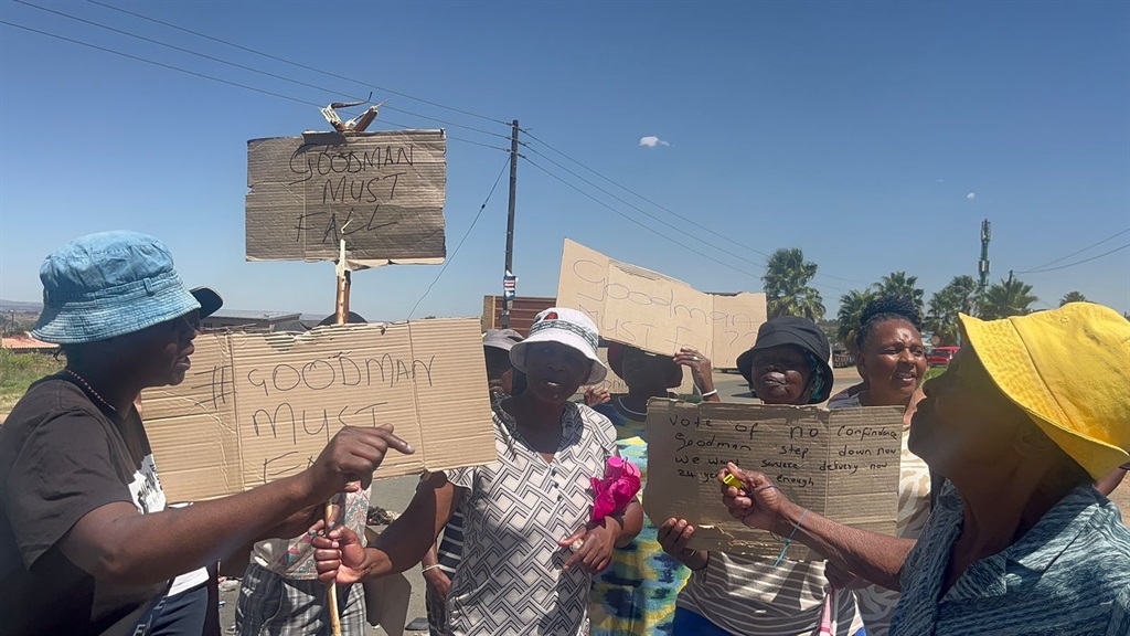 Angry residents took to the streets on Thursday, demanding service delivery and the resignation of their councillor. Photos by Nhlanhla Khomola