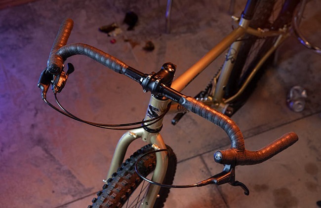 
These handlebars give you a road bike riding position, and mountain bike controls (Photo: Surly)