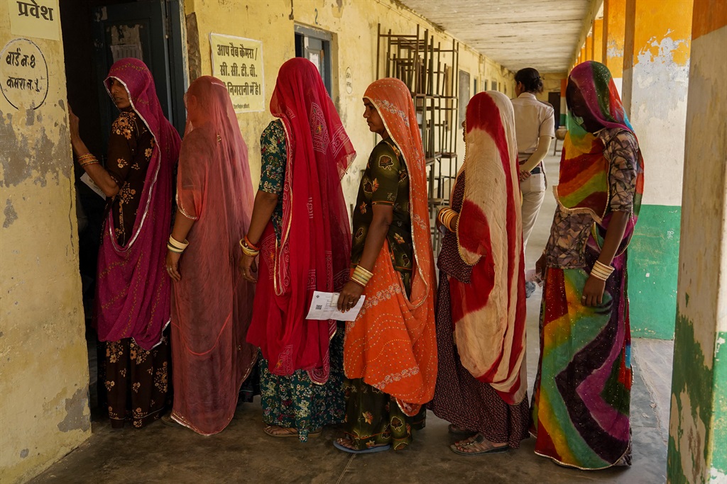زنان در صف رای‌دهی در خارج از مرکز رأی‌گیری در مرحله اول رأی‌گیری در انتخابات عمومی هند در Parbatsar، راجستان، در 19 آوریل 2024. (هیمانشو شارما/ خبرگزاری فرانسه)
