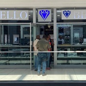 Gauteng police on the hunt for 11 suspects who robbed Randburg jewellery store 