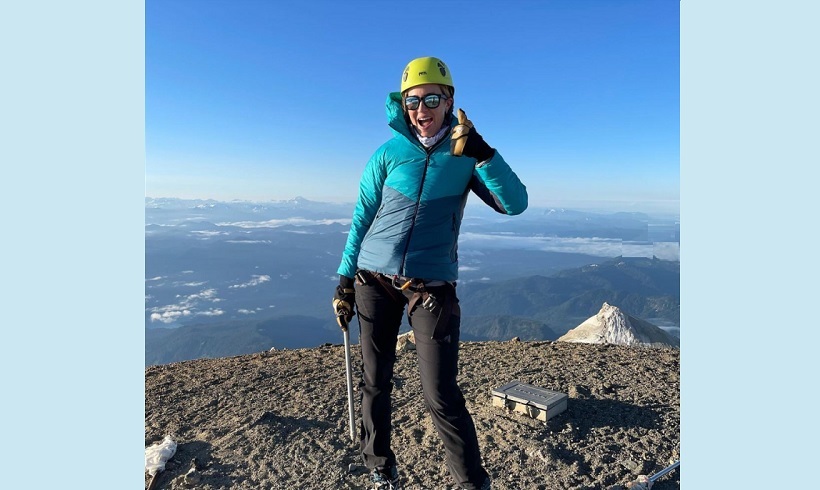 WATCH | Mandy Moore scales mountain peak while pumping breastmilk | Life