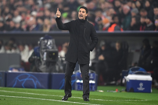 Arsenal manager Mikel Arteta gives the team instructions during the Champions League quarter-final second leg match against Bayern Munich at Allianz Arena on 17 April 2024. (Justin Setterfield/Getty Images)
