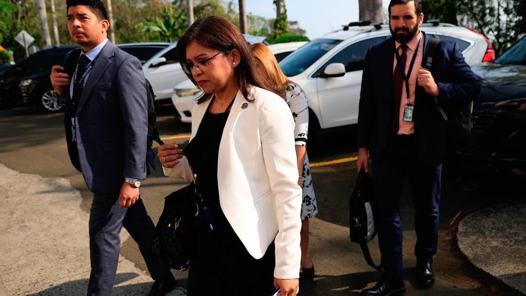 Isis Soto (C), prosecutor against organised crime, arrives at the court of justice in Panama City. 27 people will be tried starting on 8 June 2024, for the 'Panama Papers' case, eight years after this scandal broke out. (Martin Bernetti/AFP)