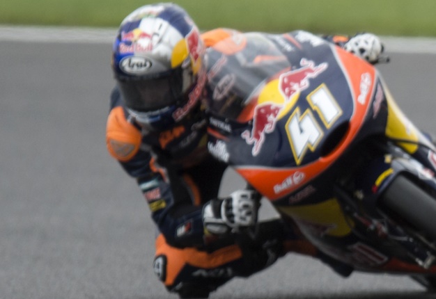 <B>CLOSING IN ON TITLE:</B> SA's Brad Binder (#41) moves closer to grabbing the 2016 title following a a thrilling Moto3 GP at Silverstone. <I>Image: AFP /  Oli Scarff</I>