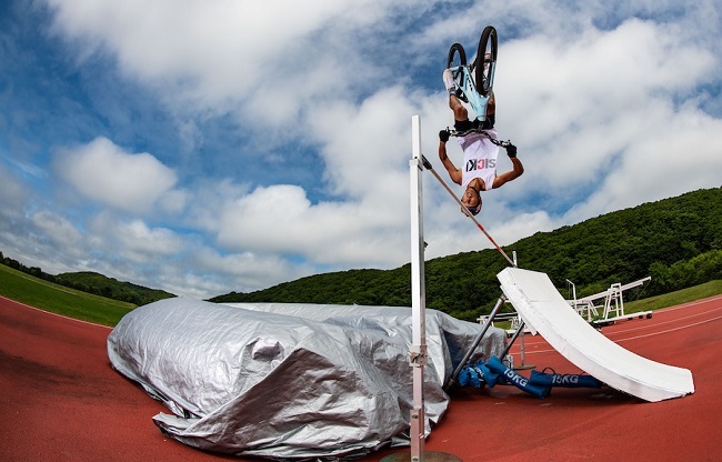 Bicycle high jump? Should be an Olympic event. For sure (Photo: Satoshi Saijo)