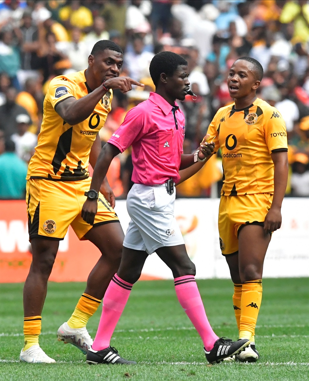JOHANNESBURG, SOUTH AFRICA - MARCH 09: Jasond Gonzalez of Kaizer Chiefs and the referee during the DStv Premiership match between Orlando Pirates and Kaizer Chiefs at FNB Stadium on March 09, 2024 in Johannesburg, South Africa. (Photo by Sydney Seshibedi/Gallo Images)