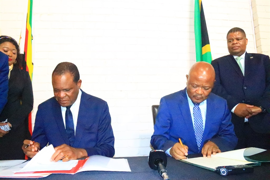 Water and Sanitation Minister Senzo Mchunu and his Zimbabwean counterpart, Lands, Agriculture, Fisheries, and Rural Development Minister Dr Anxious Jongwe Masuka signed a Memorandum of Understanding for the transfer of treated water to Musina. Photo by Thembi Siaga