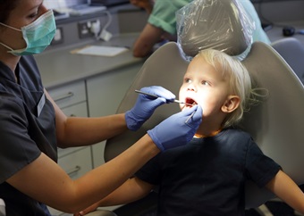 Hoe klop jy jou kleinding se vrees vir die tandarts? Dís wat kenners sê