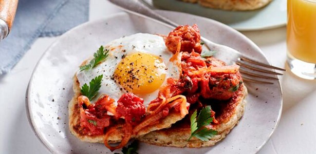 Spicy baked eggs with oat flapjacks | Food24