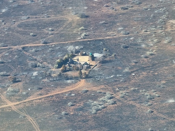 ’n Plaasopstal wat tydens die langnaweek in Augustus in ’n vernietigende brand tussen Kuruman, Blikfontein en Reivilo verwoes is. Foto: Verskaf
