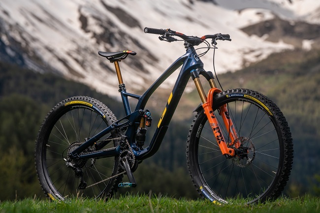The GT Force riders have been hoping for: big wheels, and a carbon frame. (Photo Matt Wragg)