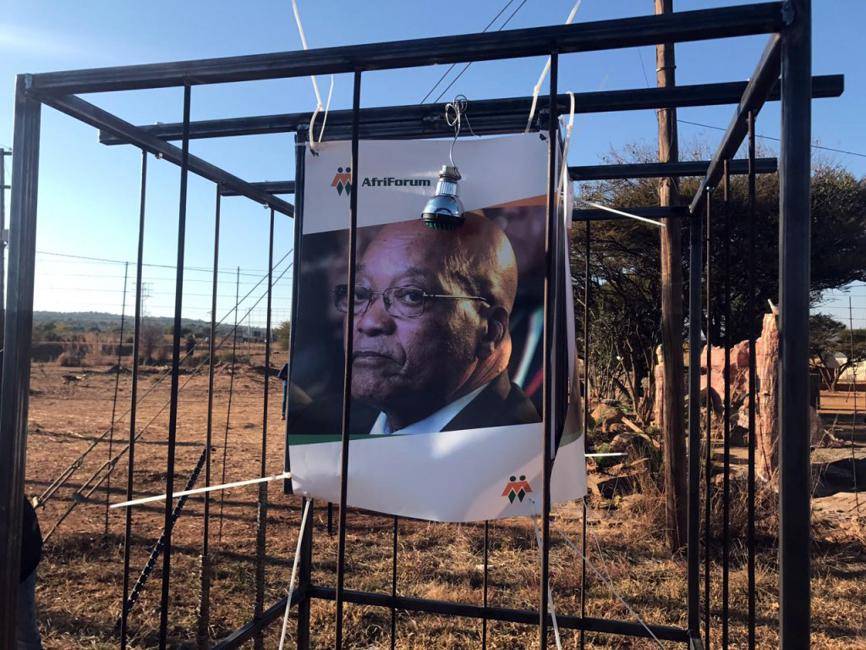 Die ‘simboliese monument’ wat AfriForum en AfriForum Jeug in 2017 vóór die oprigting van ’n standbeeld vir oudpresident Jacob Zuma in Groot-Marico opgerig het. Dit was uit protes teen die oprigting van die monument ter ere van Zuma.