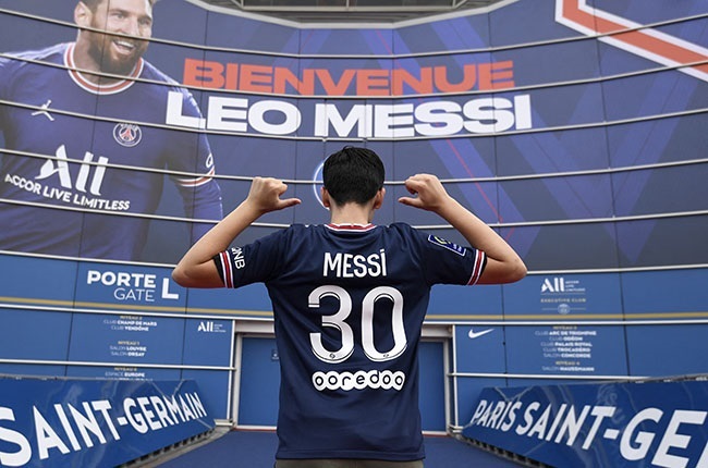 Thousands of PSG fans queue to buy Lionel Messi's jersey 24 hours