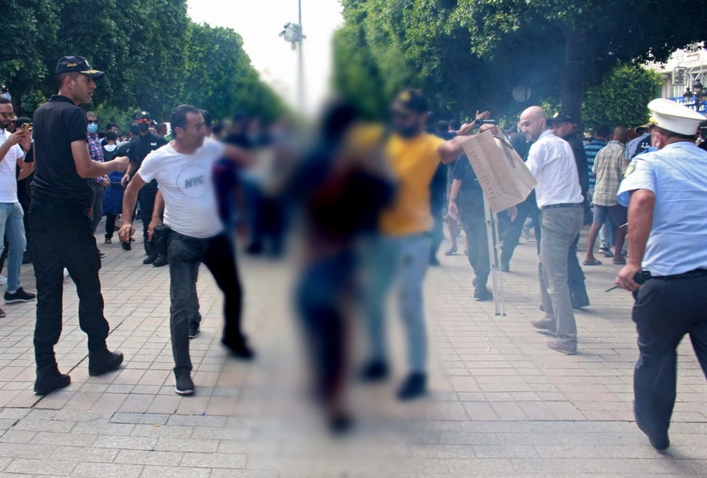 Un hombre, que se prendió fuego, recibe ayuda en la capital, Túnez, el 11 de septiembre de 2021, antes de ser trasladado al hospital para recibir tratamiento.