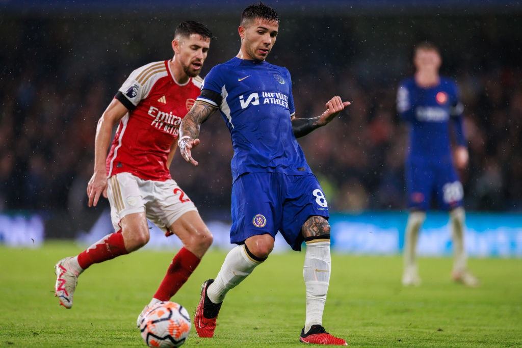 LONDON, ENGLAND - OCTOBER 21: Enzo Fernandez of Chelsea in action with Jorginho of Arsenal during the Premier League match between Chelsea FC and Arsenal FC at Stamford Bridge on October 21, 2023 in London, England. (Photo by Marc Atkins/Getty Images)