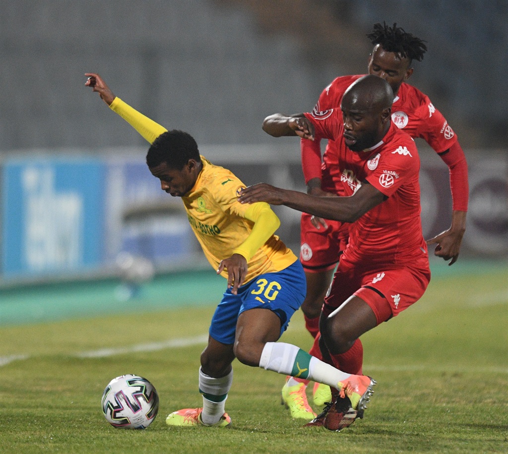 JOHANNESBURG, SOUTH AFRICA - AUGUST 14: Makhehleni Makhaula of Highlands Park challenges Promise Mkhuma of Mamelodi Sundowns during the Absa Premiership match between Highlands Park and Mamelodi Sundowns at Dobsonville Stadium on August 14, 2020 in Johannesburg, South Africa. 