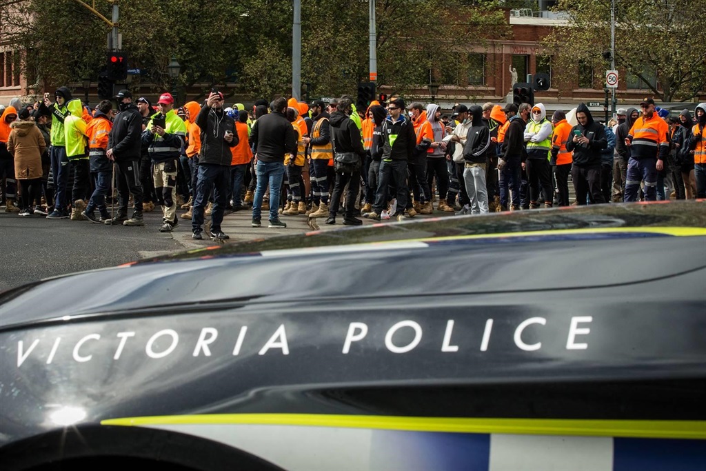 Honderde mense het Dinsdag die strate van Melbourne, Australië, ingevaar nadat owerhede boubedrywighede in dié stad vir twee weke gesluit het. Foto: Reuters